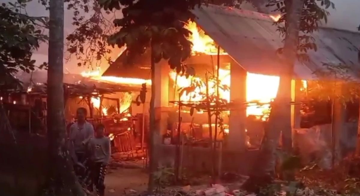 বাগেরহাটে বিএনপির কার্যালয়ে অগ্নিকাণ্ড